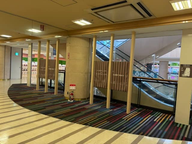 エスカレーター横 各種プロモーション、会員獲得イベントに最適な屋内催事イベントスペース