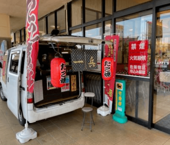 正面出入口左側 各種プロモーション、会員獲得イベントに最適な屋外催事イベントスペース